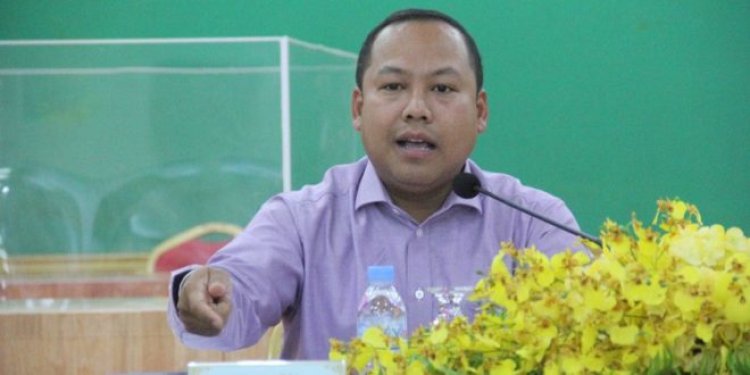 លោក ឡុង ឌីម៉ង់ អភិបាលរងខេត្ត និងលោក ឯម ភាព នាយករដ្ឋបាលសាលាខេត្តព្រះសីហនុ ដឹកនាំកិច្ចប្រជុំពិភាក្សាកិច្ចការងាររដ្ឋបាល